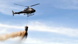 Helikopteri levittää tuhkalannoitetta