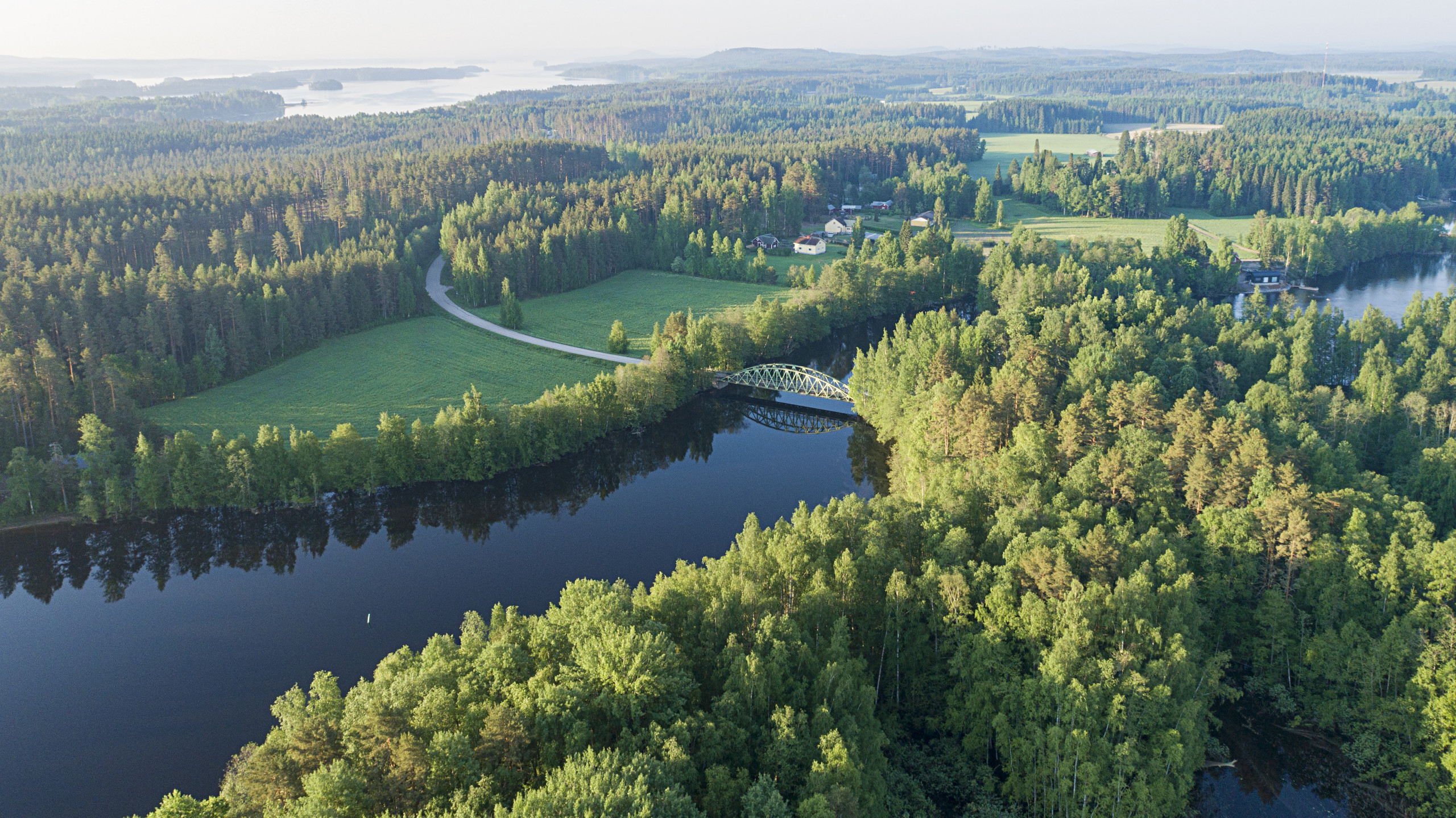 Ilmakuvaa, jossa näkyy joen ylittävä Tarvaalan silta ja maaseutu- ja metsämaisemaa