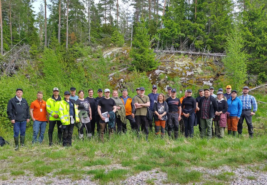 Avainkouluttajaverkoston jäseniä maastokohteella