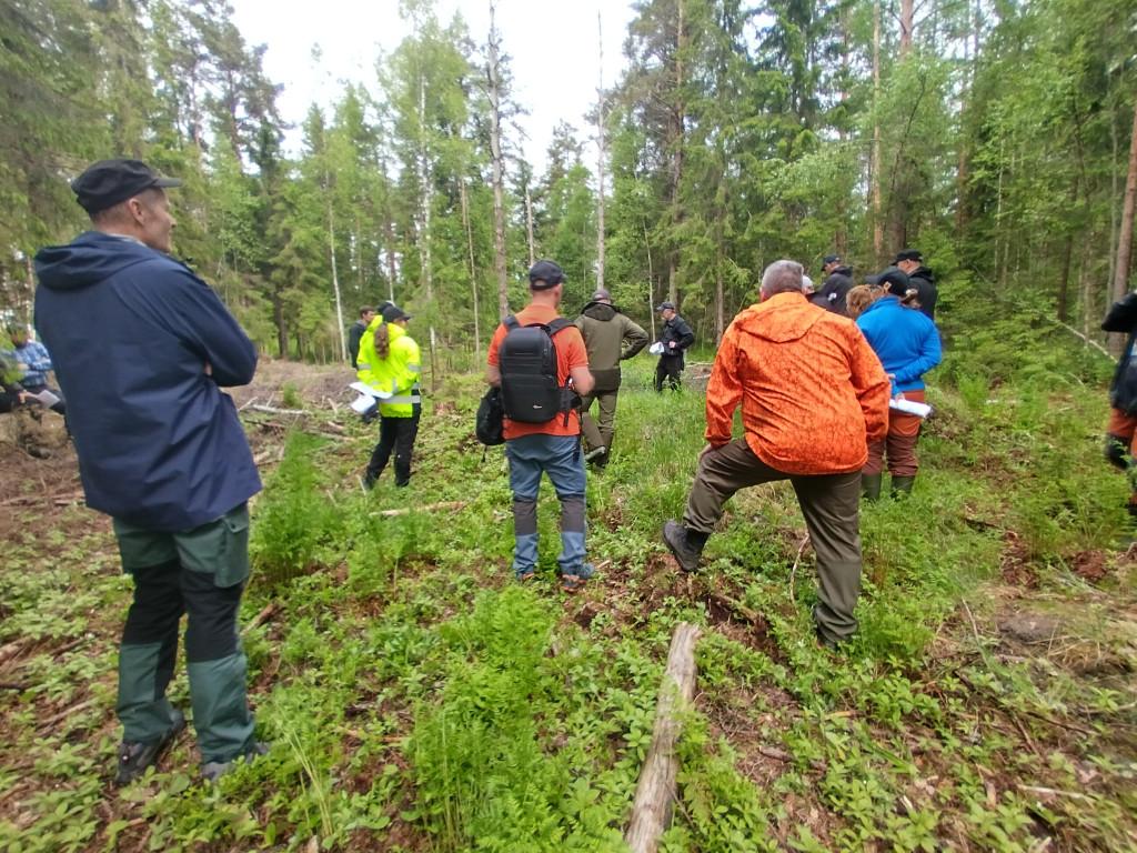 Avainkouluttajaverkoston jäseniä maastokohteella