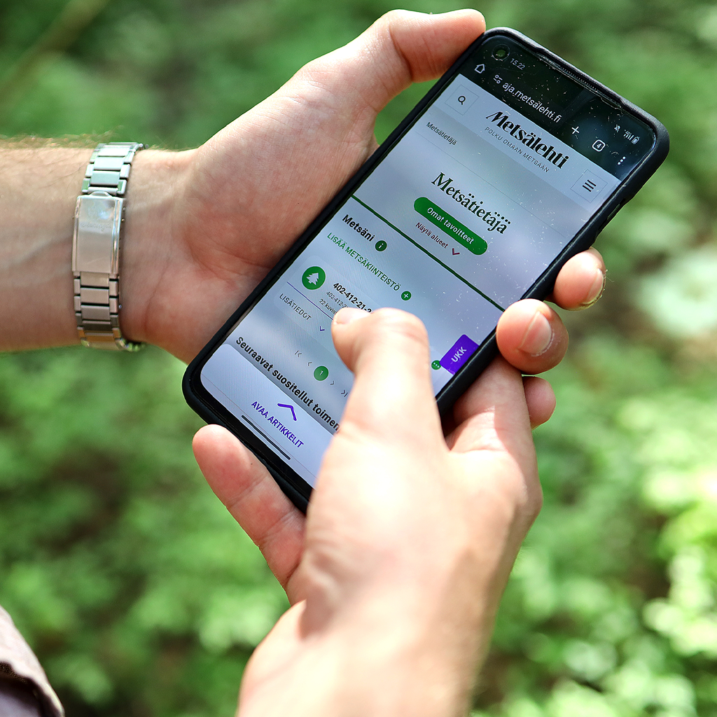 Metsälehti Digi ja Metsätietäjä puhelimen näytöllä