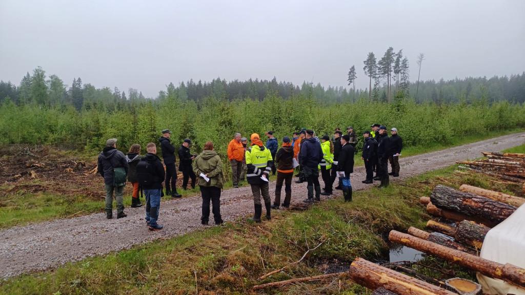 Avainkouluttajaverkoston jäseniä maastokohteella