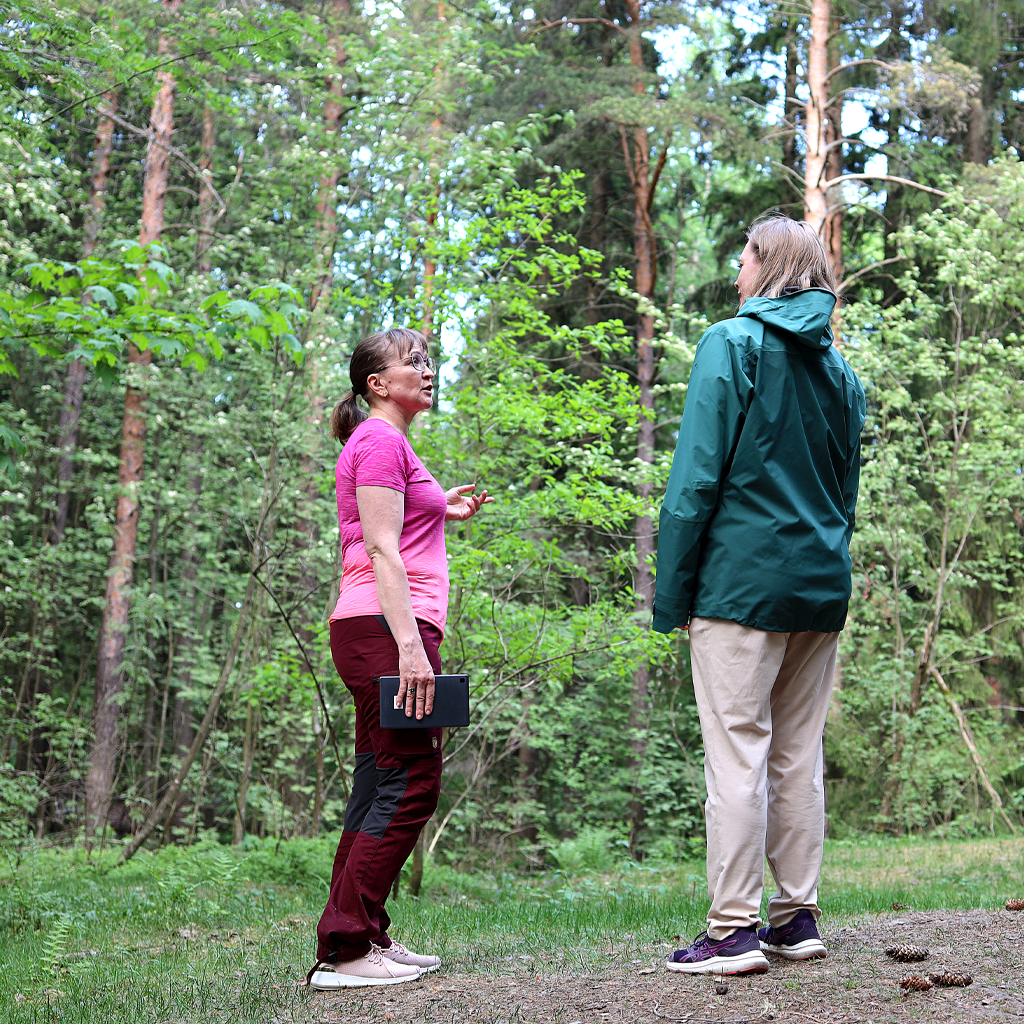 kaksi naista metsässä