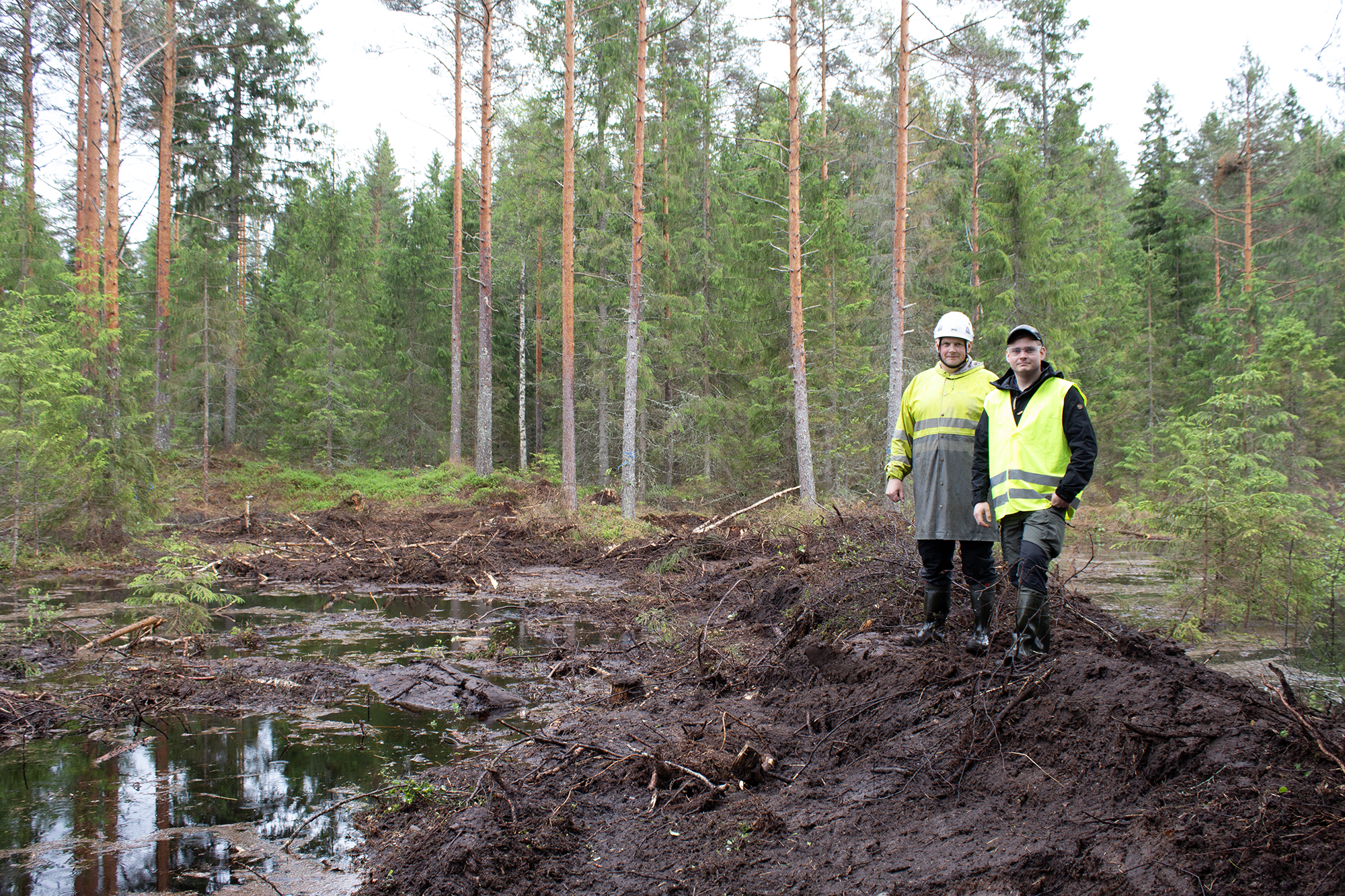 Kaksi henkilöä Löyttysuolla
