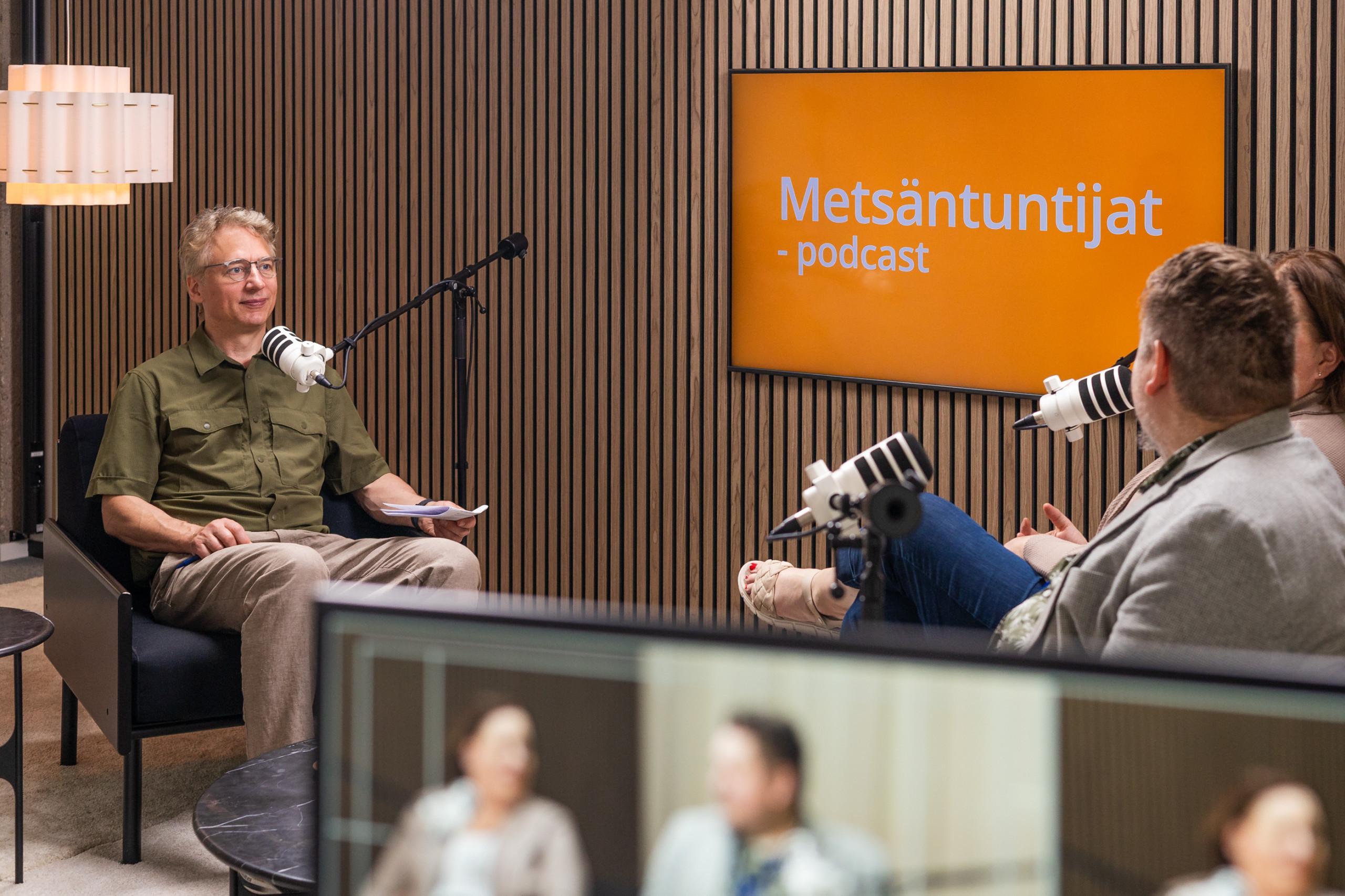 Lauri Saaristo, Antti Leinonen ja Anna Rakemaa keskustelevat podcast-studiossa
