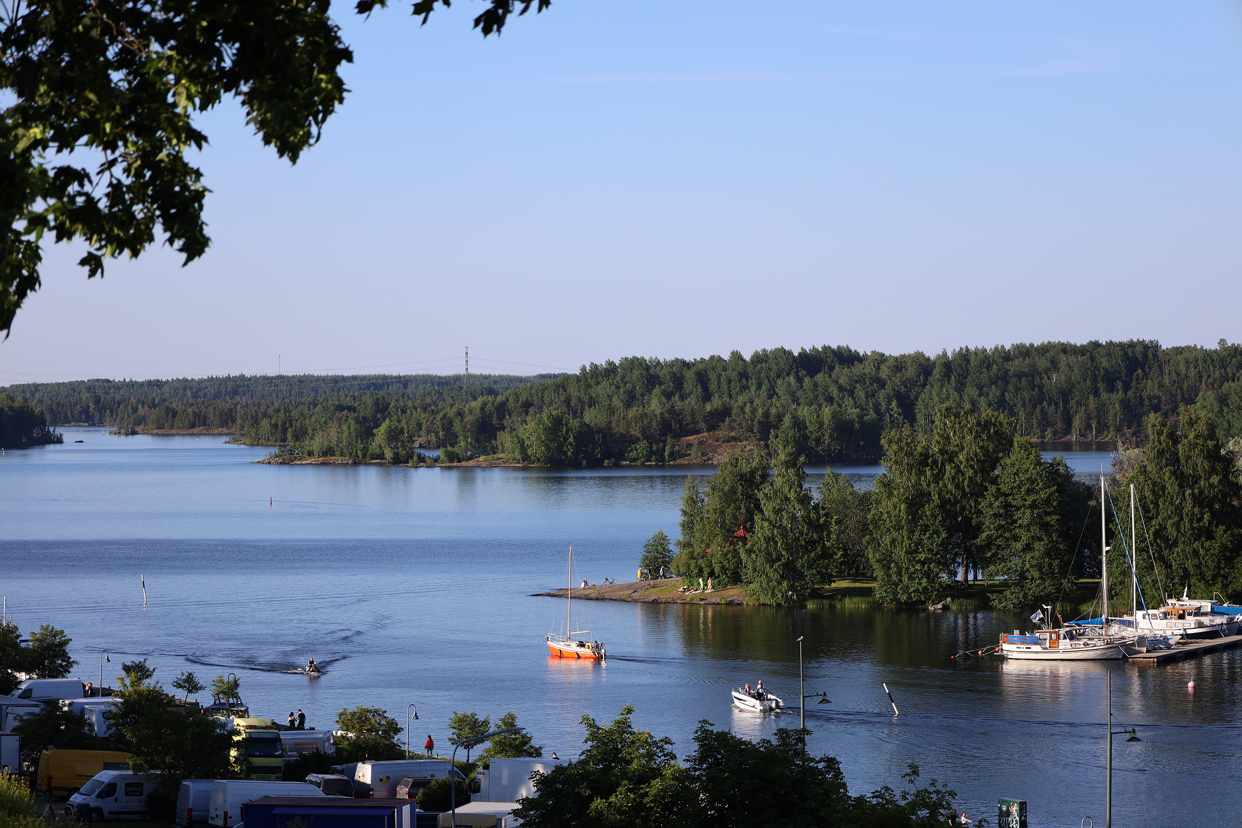Vesistömaisema, jota ympäröi metsä