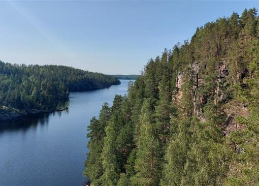 kallioinen rantamaisema