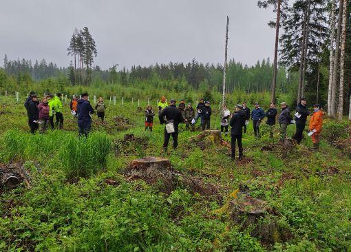 Avainkouluttajaverkoston jäseniä maastokohteella