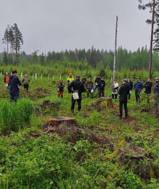 Avainkouluttajaverkoston jäseniä maastokohteella