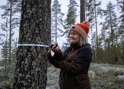Operaatioasiantuntija Katja Tarvainen työmaallaan.