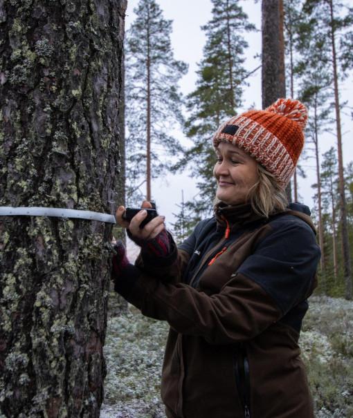 Operaatioasiantuntija Katja Tarvainen työmaallaan.