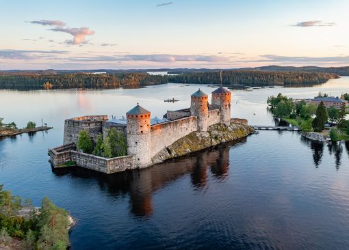 Tuomo Kesäläinen johdattaa uutuuskirjassaan tutustumaan vanhoihin linnoihin  ja raunioihin - Tapio